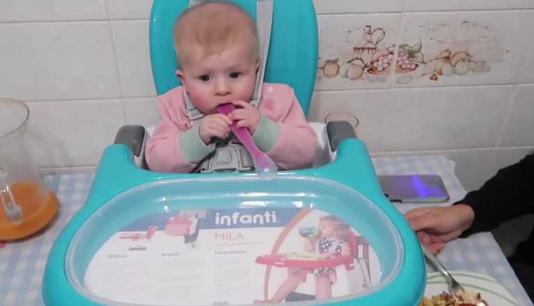 Casal Portunhol faz review da cadeirinha Mila